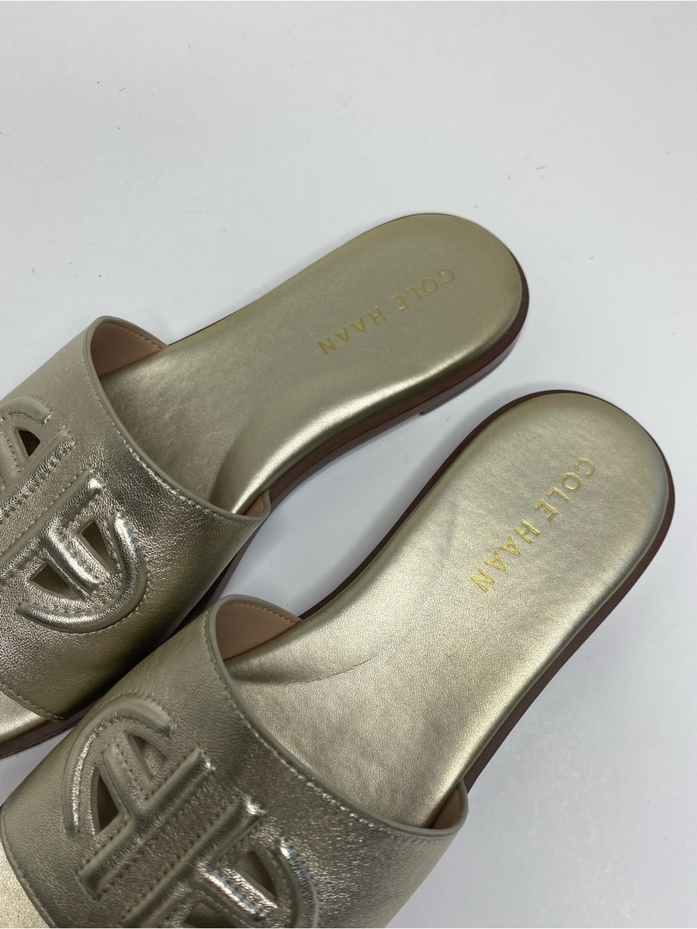 COLE HAAN FLYNN LEATHER GOLD LOGO
SLIDE SANDAL Size 5 - Picture 5 of 6